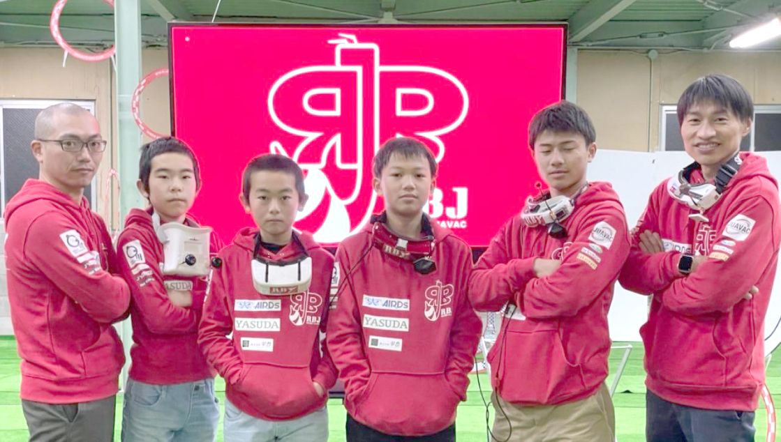 2022年2月12日、マイクロドローンのレースチーム「RED BEE JUAVAC」が岐阜新聞の記事で紹介されました。画像